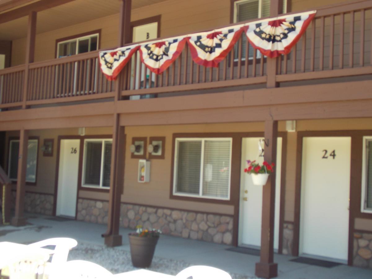 Vintage Lakeside Hotel