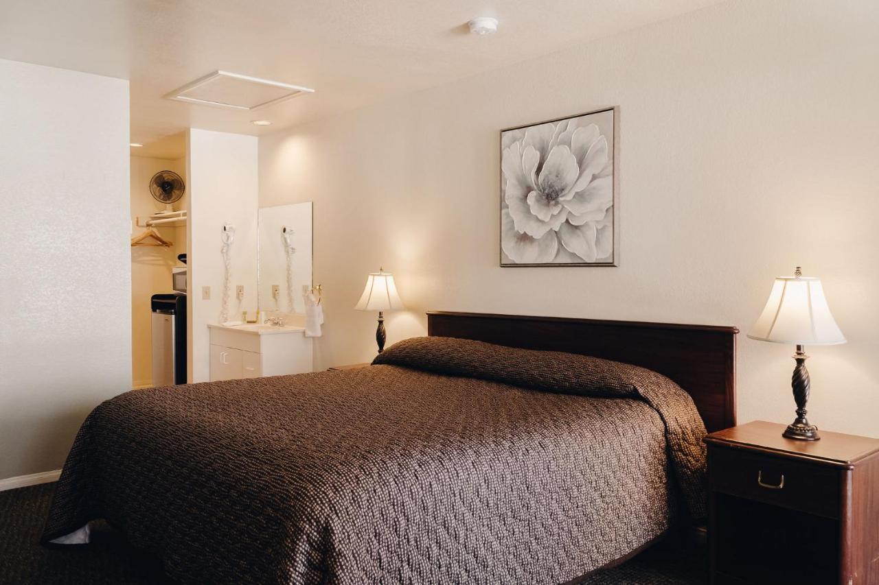 Vintage Lakeside Hotel 3*