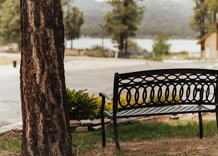 Vintage Lakeside Inn