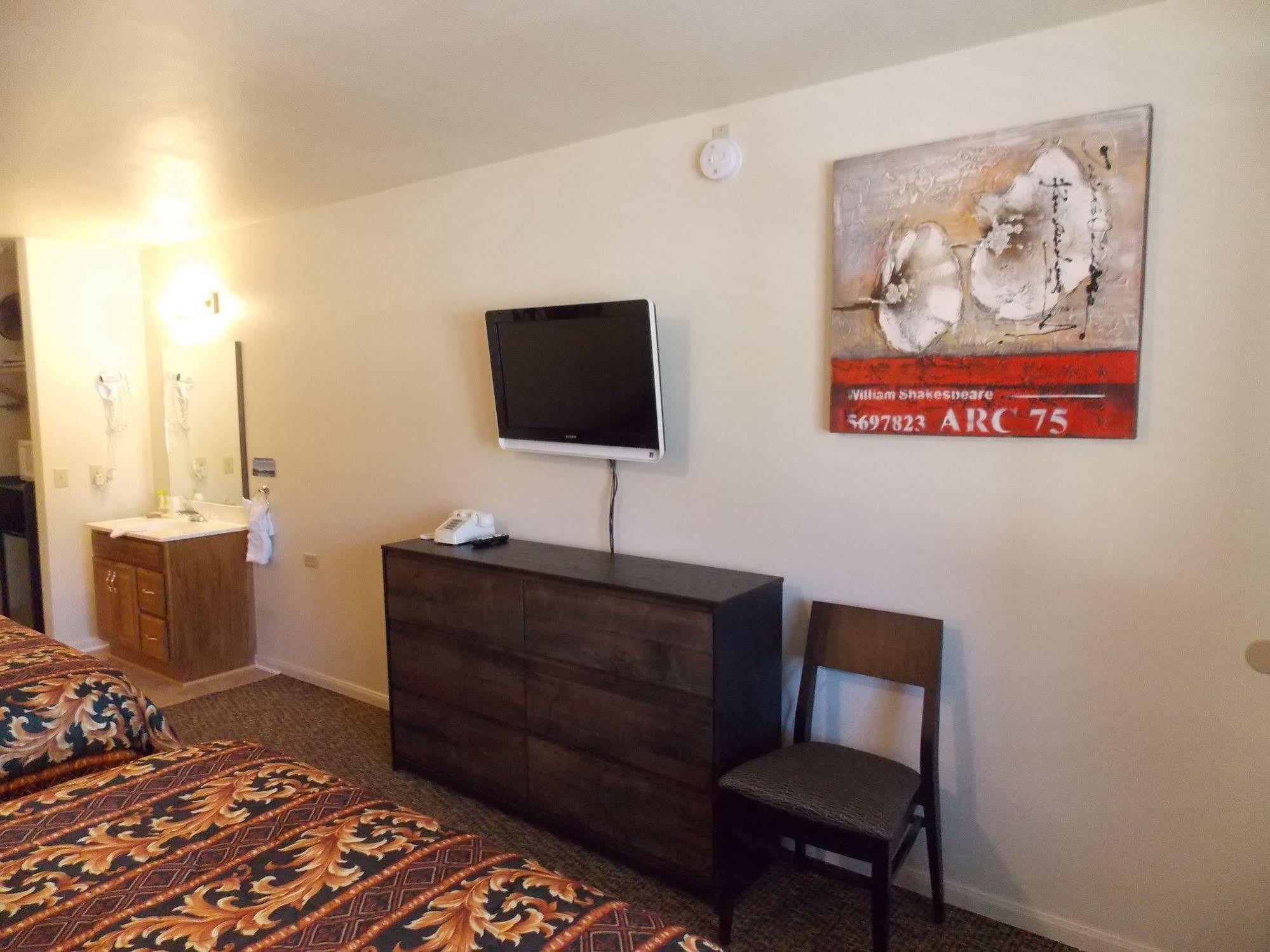 Vintage Lakeside Hotel