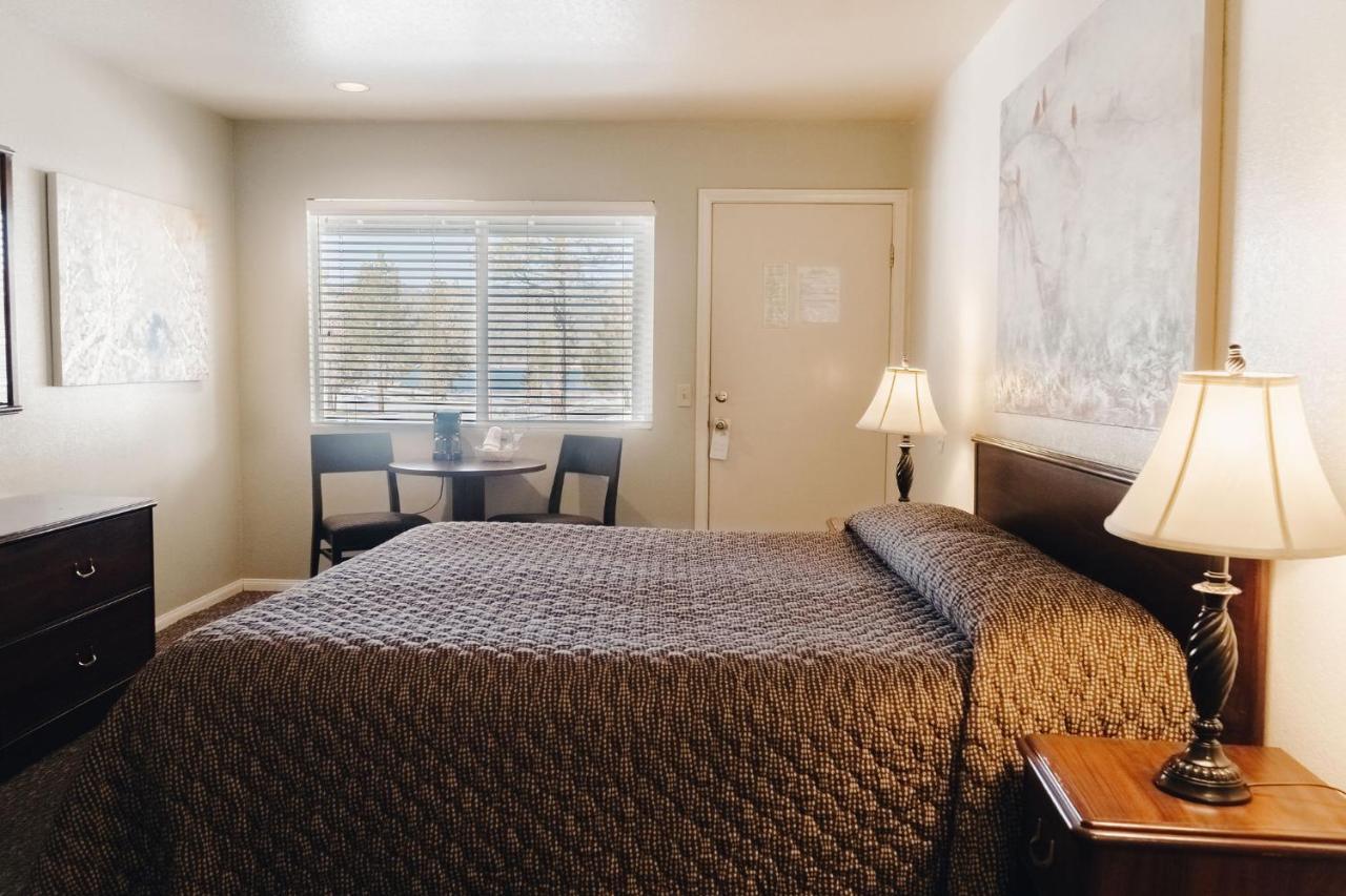 Vintage Lakeside 3* Big Bear Lake